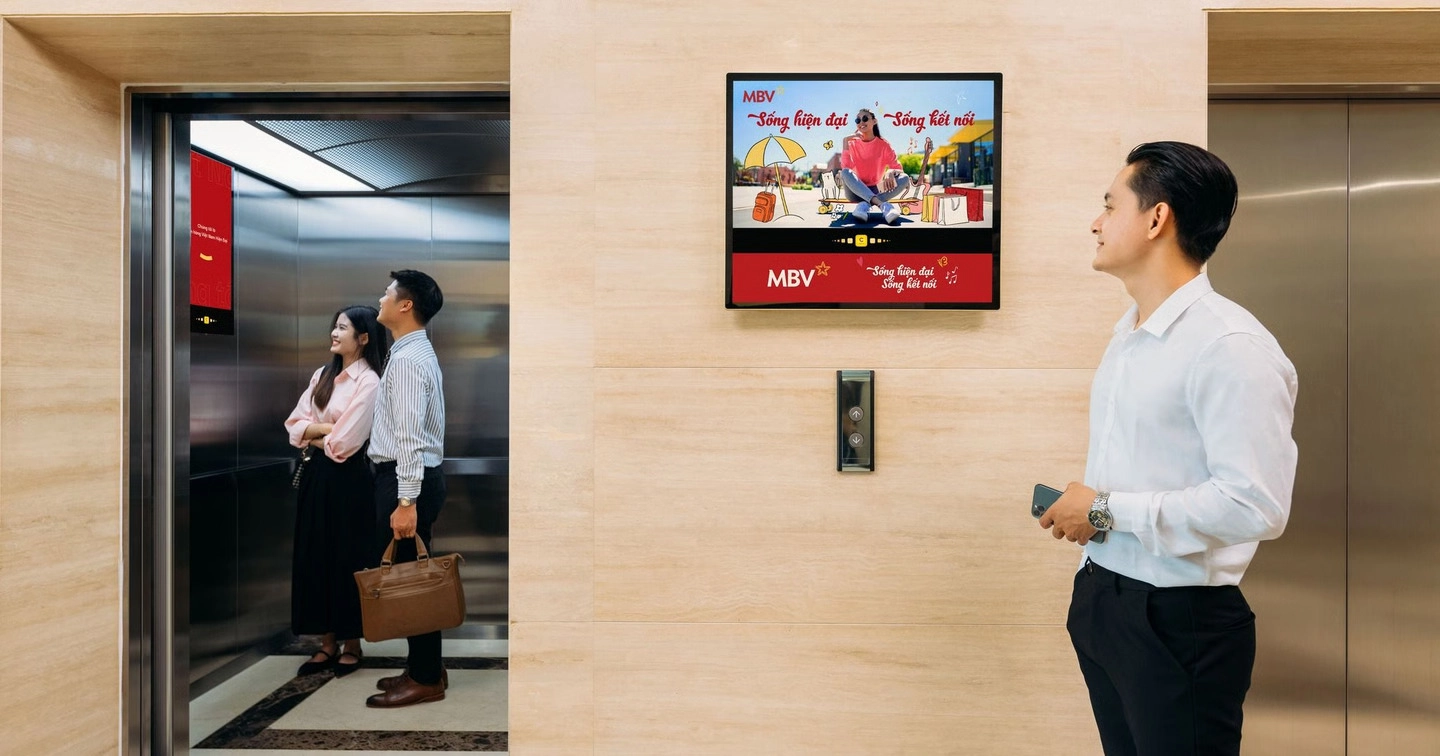 Quảng cáo thang máy: vì sao định dạng cũ vẫn giữ được hiệu quả